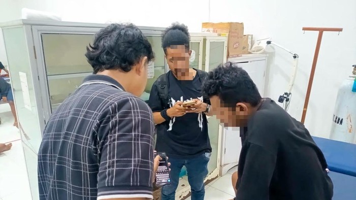 Pria berinisial H ditikam di Yahukimo, Papua Pegunungan. Polisi selidiki keterlibatan KKB dalam kasus ini.