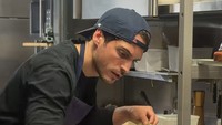 Dalam akun TikTok miliknya, chef Mathis Molinie mengunggah video lagi masak dengan menggunakan lagi A Thousand Miles oleh Vanessa Carlton. Foto: dok TikTok Raisa