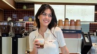 Senyum Rebecca Tamara bergaya sambil memegang kopi. (Foto: dok Instagram rebeccatamara)