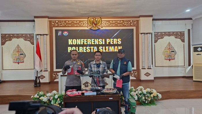 Rilis kasus pembuat senjata api rakitan untuk berburu celeng di Mapolresta Sleman, Rabu (28/10/2026).