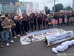 Massa Geruduk Pendopo Banyumas Tuntut UHC Diaktifkan Lagi
