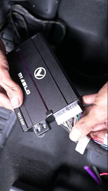 Sistem soket-ke-soket dari Venom menjamin 100% tidak ada kabel asli mobil yang dipotong atau dikupas, sehingga garansi resmi pabrik tetap terjaga sepenuhnya.