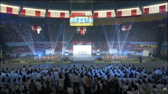 Siswa-siswi Sekolah Rakyat membawakan tari-tarian Nusantara Siswa-siswi Sekolah Rakyat membawakan tari-tarian Nusantara