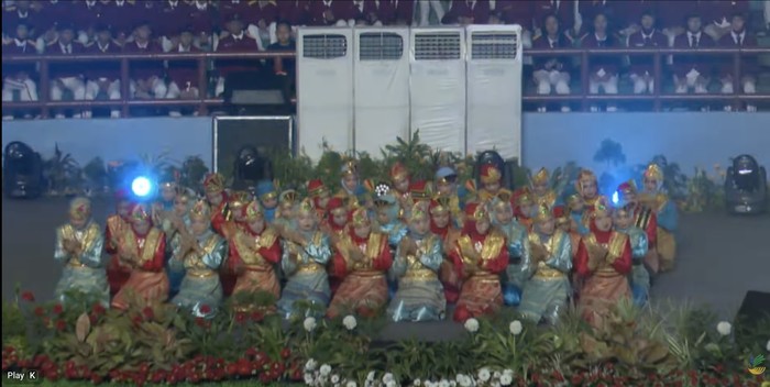 Siswa-siswi Sekolah Rakyat membawakan tari-tarian Nusantara Siswa-siswi Sekolah Rakyat membawakan tari-tarian Nusantara