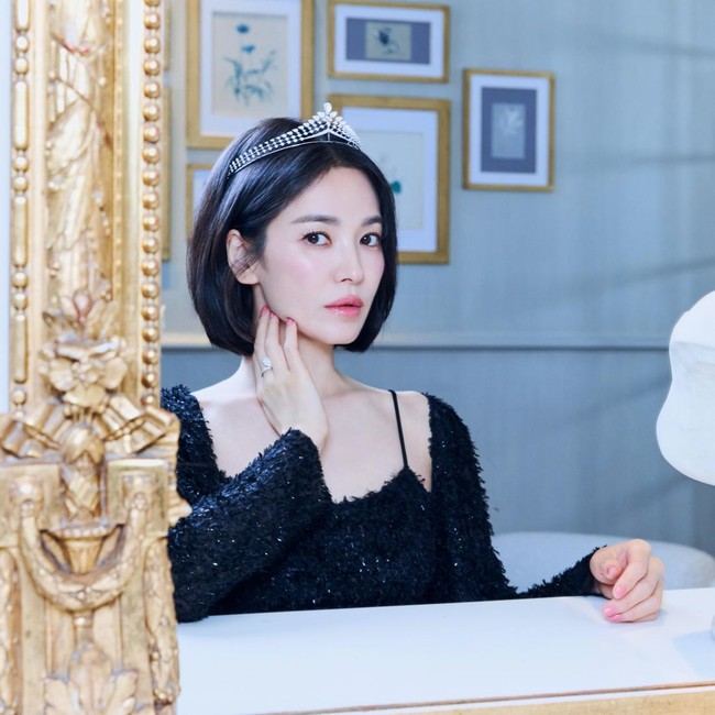 Pesona Song Hye Kyo Tampil Memukau Pakai Tiara Berlian Chaumet dari 1919