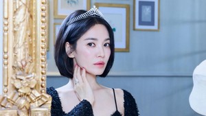 Pesona Song Hye Kyo Tampil Memukau Pakai Tiara Berlian Chaumet dari 1919
