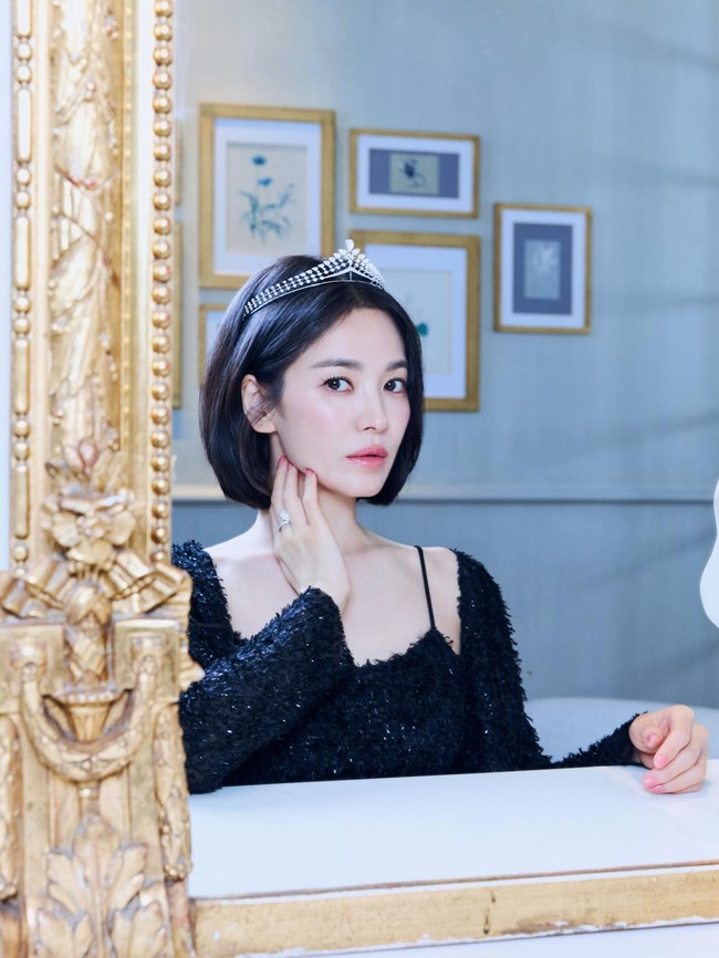 Pesona Song Hye Kyo Tampil Memukau Pakai Tiara Berlian Chaumet dari 1919