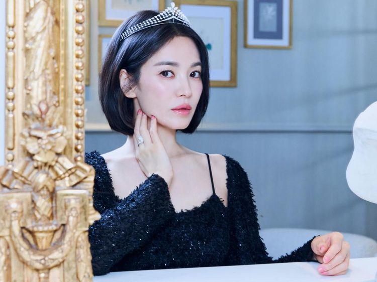 Pesona Song Hye Kyo Tampil Memukau Pakai Tiara Berlian Chaumet dari 1919