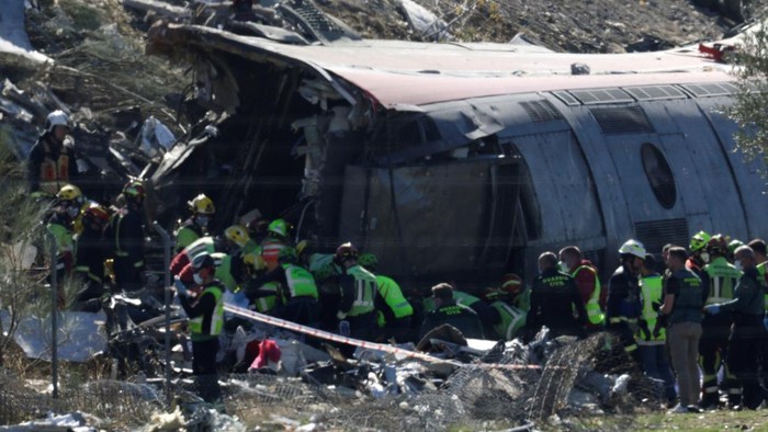 Tabrakan Kereta Cepat di Spanyol, Operasi Penyelamatan Berlangsung Kecelakaan yang melibatkan dua kereta berkecepatan tinggi terjadi di wilayah antara Mora dan Orgaz, dekat Toledo, Spanyol, pada Rabu (28/10/2026). Insiden tersebut memicu pengerahan petugas penyelamat untuk menangani situasi di lokasi kejadian. REUTERS/Violeta Santos Moura
