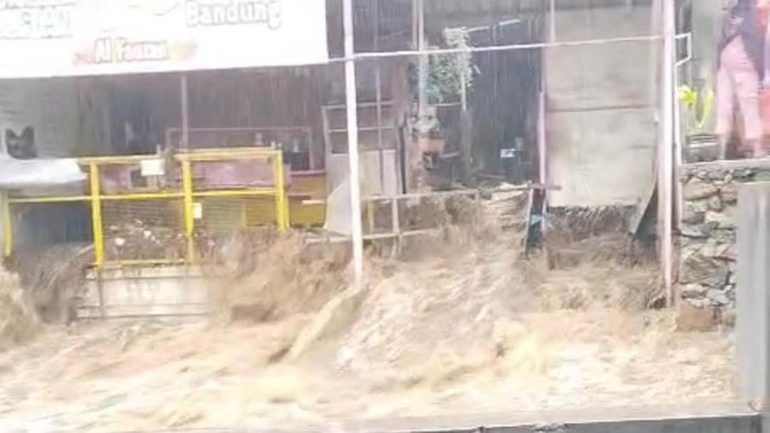 Tangkapan layar video banjir yang masuk ke warung milik warga di Desa Oro-Oro Ombo, Kota Batu.