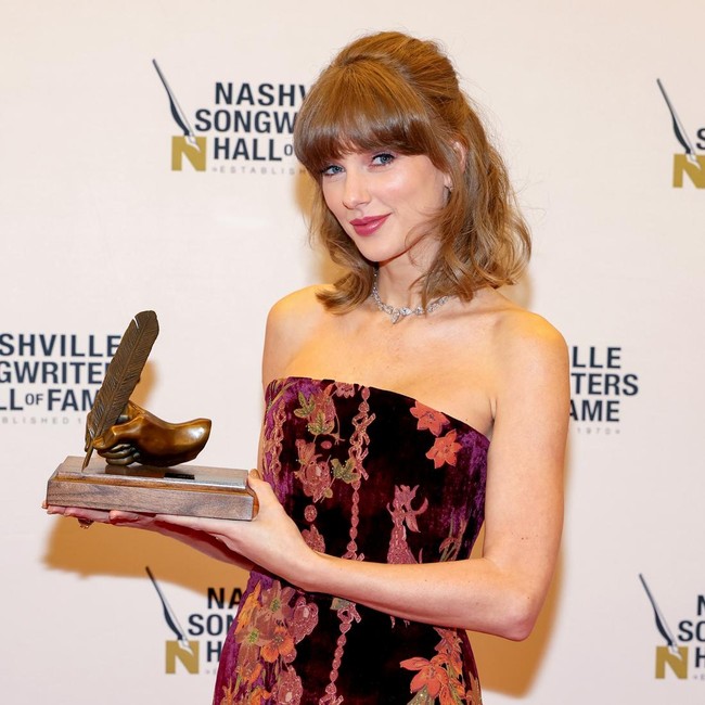5 Gaya Taylor Swift Pakai Mini Dress Motif Floral, Mirip Batik Buketan