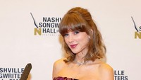 5 Gaya Taylor Swift Pakai Mini Dress Motif Floral, Mirip Batik Buketan
