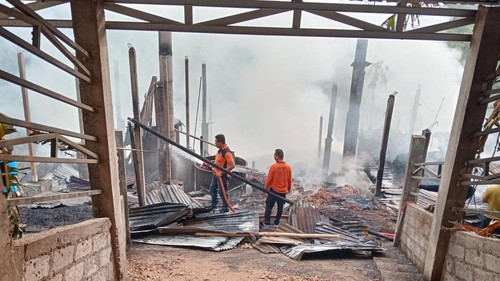 Tempat penyulingan minyak daun cengkeh di Desa Sambangan, Kecamatan Sukasada, Buleleng, Bali, ludes terbakar pada Rabu (28/10/2026). (Foto: Polres Buleleng)