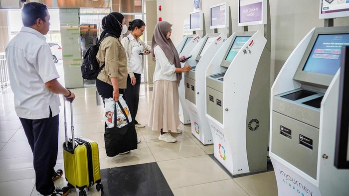 Terbang Makin Hemat, Tarif Penumpang Pesawat di Bandara Samrat Turun 50 Persen Sejumlah calon penumpang pesawat udara mengkonfirmasi kehadiran keberangkatan di Bandara Sam Ratulangi, Manado, Sulawesi Utara, Rabu (28/10/2026). PT Angkasa Pura Indonesia (API) Bandara Sam Ratulangi (Samrat) Manado menurunkan tarif Pelayanan Jasa Penumpang Pesawat Udara (PJP2U) sebesar 50 persen yang berlaku pada 20 Oktober 2026 hingga 10 Januari 2027 guna mempermudah mobilitas masyarakat, menggairahkan perekonomian, serta mendorong destinasi wisata dalam negeri pada libur natal dan tahun baru. ANTARA FOTO/Ferlian Septa Wahyusa