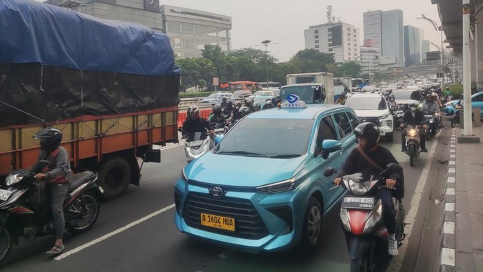 Truk Mogok di MT Haryono Bikin Lalin Macet