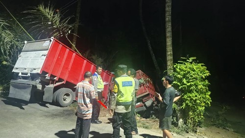 Polisi olah TKP di jalan raya Bebandem, Karangasem, Selasa (27/10/2026) malam.