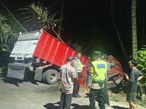 Dua Truk Beradu gegara Rem Blong di Karangasem, Sopir Terjepit
