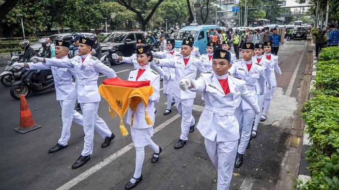 Petugas bersiap mengibarkan bendera Merah Putih pada upacara peringatan Hari Sumpah Pemuda di Museum Sumpah Pemuda, Jakarta, Rabu (28/10/2026). Kementerian Kebudayaan menyelenggarakan upacara peringatan Hari Sumpah Pemuda ke-98 di Museum Sumpah Pemuda yang mengusung tema Patriotik, Gigih, Berempati: Pemuda untuk Indonesia. ANTARA FOTO/Bayu Pratama S/nz