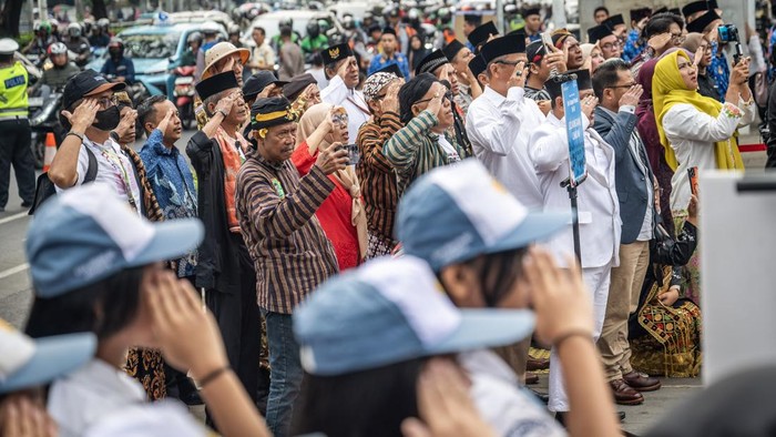 Petugas bersiap mengibarkan bendera Merah Putih pada upacara peringatan Hari Sumpah Pemuda di Museum Sumpah Pemuda, Jakarta, Rabu (28/10/2026). Kementerian Kebudayaan menyelenggarakan upacara peringatan Hari Sumpah Pemuda ke-98 di Museum Sumpah Pemuda yang mengusung tema Patriotik, Gigih, Berempati: Pemuda untuk Indonesia. ANTARA FOTO/Bayu Pratama S/nz