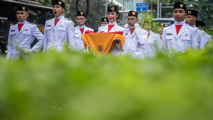 Petugas bersiap mengibarkan bendera Merah Putih pada upacara peringatan Hari Sumpah Pemuda di Museum Sumpah Pemuda, Jakarta, Rabu (28/10/2026). Kementerian Kebudayaan menyelenggarakan upacara peringatan Hari Sumpah Pemuda ke-98 di Museum Sumpah Pemuda yang mengusung tema Patriotik, Gigih, Berempati: Pemuda untuk Indonesia. ANTARA FOTO/Bayu Pratama S/nz