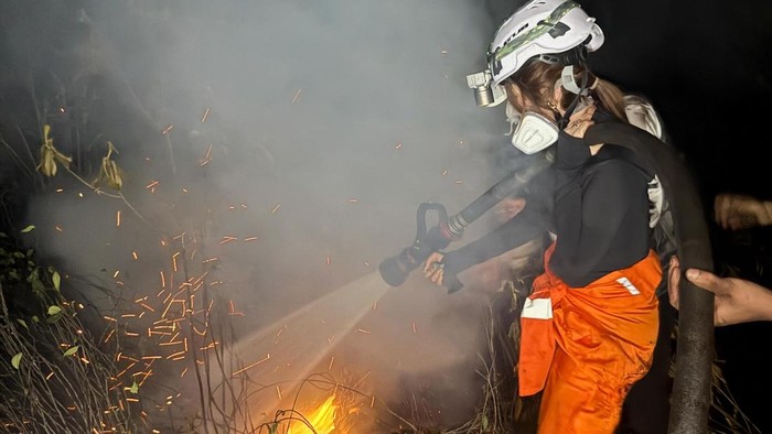 Aksi Vilmei Malam-malam Coba Ikut Padamkan Karhutla di Kalimantan