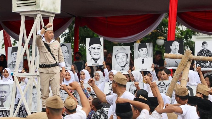 Wali Kota Eri Cahyadi menyemangati para pemain teater di Surabaya Juang 2025.