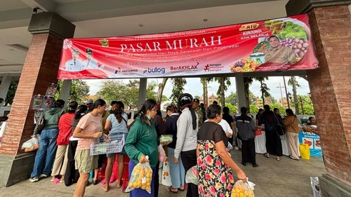 Warga tampak antusias menyerbu pasar murah yang digelar Disperindag Gianyar di area Food Court Alun-alun Gianyar, Rabu (28/10/2026). (Foto: Dok. Pemkab Gianyar)