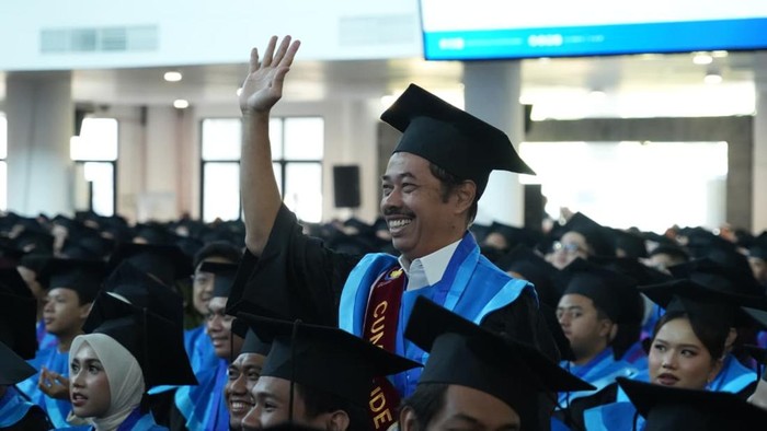 Wisudawan tertua ITS