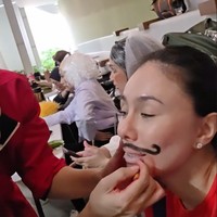 Melalui unggahan Instagram Story miliknya, Wulan Guritno membagikan momen ia dan sahabat merayakan Halloween bersama. Berlokasi di lapangan padel, terlihat Wulan dan para sahabat yang tengah bersiap-siap berdandan seram. Foto: Instagram/@wulanguritno