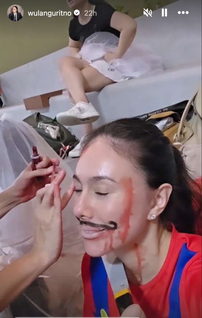 Wajahnya tampak dirias dengan gambar kumis palsu dan seperti berlumur darah. Sementara rambutnya tampak simpel hanya diikat satu ke belakang.&nbsp;Foto: Instagram/@wulanguritno