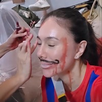 Wajahnya tampak dirias dengan gambar kumis palsu dan seperti berlumur darah. Sementara rambutnya tampak simpel hanya diikat satu ke belakang.&nbsp;Foto: Instagram/@wulanguritno