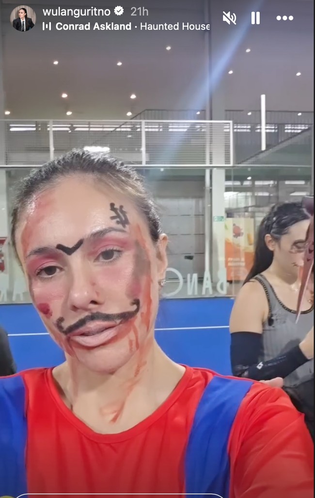 Wulan juga mengenakan busana khas karakter Mario Bros yang didominasi warna merah dan biru.&nbsp;Foto: Instagram/@wulanguritno