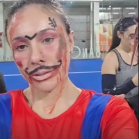 Wulan juga mengenakan busana khas karakter Mario Bros yang didominasi warna merah dan biru.&nbsp;Foto: Instagram/@wulanguritno