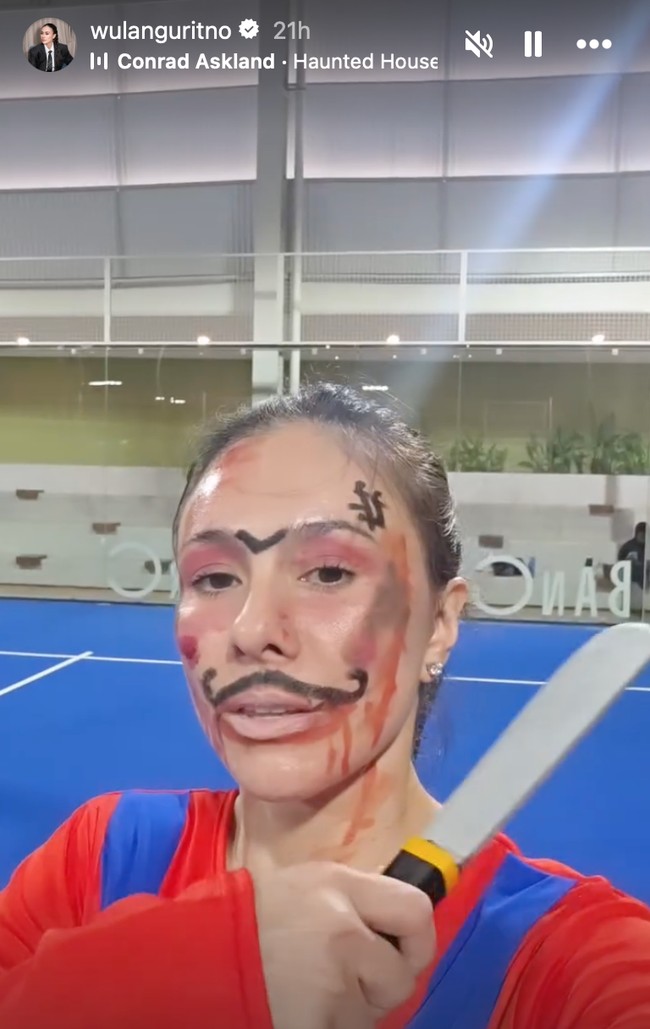 Melengkapi gaya seramnya, Wulan juga membawa pisau mainan.&nbsp;Foto: Instagram/@wulanguritno