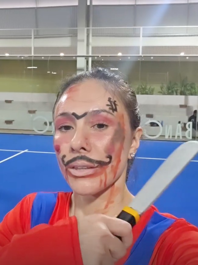 Gaya Wulan Guritno Rayakan Halloween di Lapangan Padel, Tampil Seram