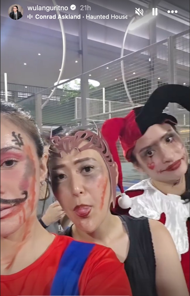 Acara tampak berlangsung seru. Para sahabat Wulan juga cosplay dengan beragam karakter seram.&nbsp;Foto: Instagram/@wulanguritno