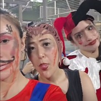 Acara tampak berlangsung seru. Para sahabat Wulan juga cosplay dengan beragam karakter seram.&nbsp;Foto: Instagram/@wulanguritno