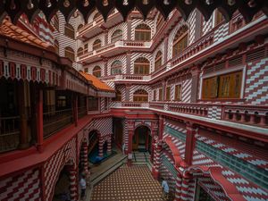 Unik! Masjid Bersejarah Ini Punya Warna Mirip Permen