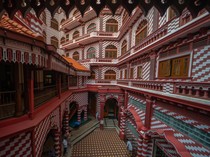 Unik! Masjid Bersejarah Ini Punya Warna Mirip Permen