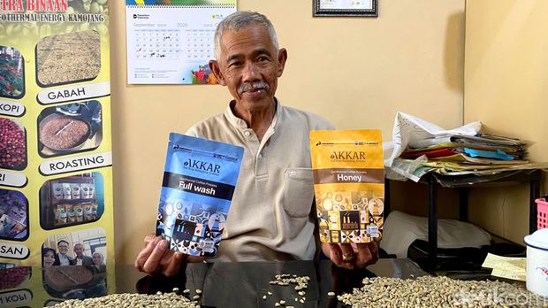 Aki Undang, menunjukan kemasan kopi yang diproduksinya.