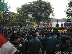 Mahasiswa Sampaikan Aspirasi di Depan DPRD Jabar