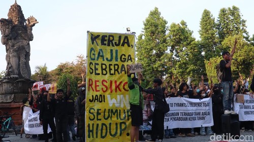 Foto: Aksi Kamisan Bali ke-75 berlangsung di Patung Catur Muka, Denpasar, Kamis (29/10/2026). (Izzul Wafa/detikBali).