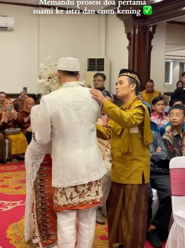 Aksi kocak sekaligus serba bisa Ustaz Maulana saat jadi kru WO dadakan di pernikahan, dari urus berkas KUA hingga mengarahkan gaya foto.