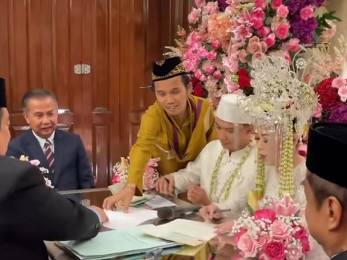 Aksi kocak sekaligus serba bisa Ustaz Maulana saat jadi kru WO dadakan di pernikahan, dari urus berkas KUA hingga mengarahkan gaya foto.