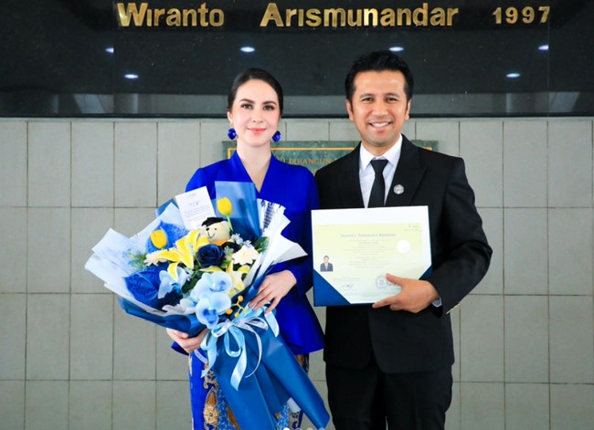 Arumi tampil cantik kenakan kebaya berwarna biru elektrik. Ia juga membawakan buket bunga yang juga bernuansa biru elektrik, spesial untuk suami. Foto: Instagram/@arumibachsin_94 Arumi tampil cantik kenakan kebaya berwarna biru elektrik. Ia juga membawakan buket bunga yang juga bernuansa biru elektrik, spesial untuk suami. Foto: Instagram/@arumibachsin_94