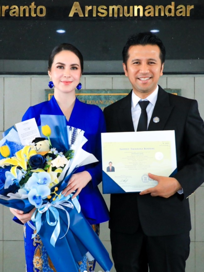 Potret Arumi Bachsin Berkebaya Biru Elektrik Dampingi Wisuda Emil Dardak