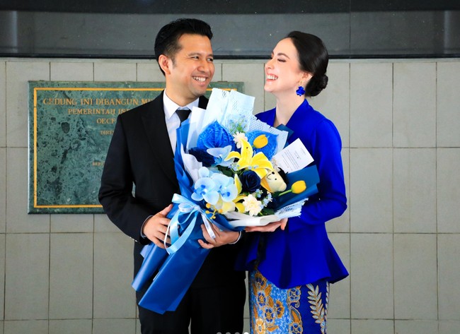 Tampil anggun, rambut Arumi tampak rapi tersanggul. Penampilannya juga semakin lengkap dengan anting berwarna biru elektrik yang senada dengan busananya. Foto: Instagram/@arumibachsin_94 Tampil anggun, rambut Arumi tampak rapi tersanggul. Penampilannya juga semakin lengkap dengan anting berwarna biru elektrik yang senada dengan busananya. Foto: Instagram/@arumibachsin_94