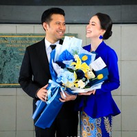 Tampil anggun, rambut Arumi tampak rapi tersanggul. Penampilannya juga semakin lengkap dengan anting berwarna biru elektrik yang senada dengan busananya.&nbsp;Foto: Instagram/@arumibachsin_94