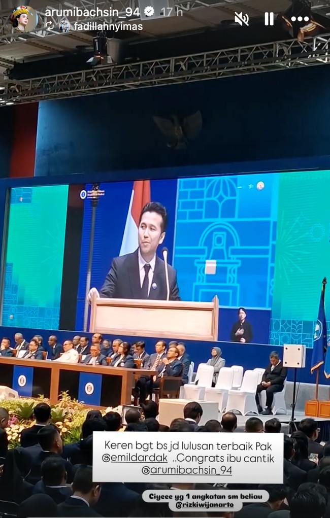 Dari keterangan unggahan Arumi diketahui bahwa Emil Dardak lulus dengan predikat lulusan terbaik program insinyur ITB. Foto: Instagram/@arumibachsin_94 Dari keterangan unggahan Arumi diketahui bahwa Emil Dardak lulus dengan predikat lulusan terbaik program insinyur ITB. Foto: Instagram/@arumibachsin_94