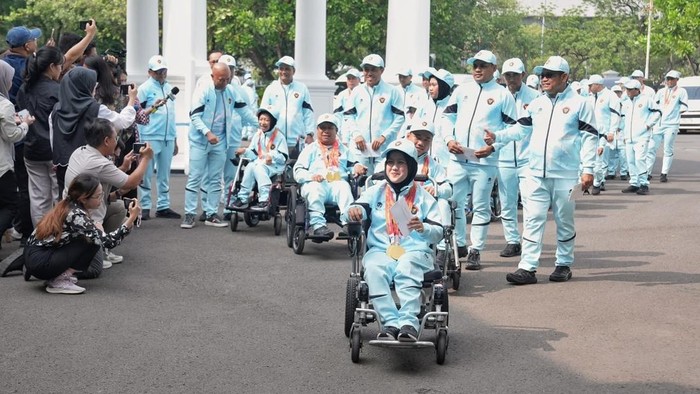 Bonus peraih medali emas Asian Games dan Asian Para Games 2026 telah resmi diserahkan. Menpora Erick Thohir mendampingi Presiden Prabowo Subianto dalam proses pemberian apresiasi tersebut.